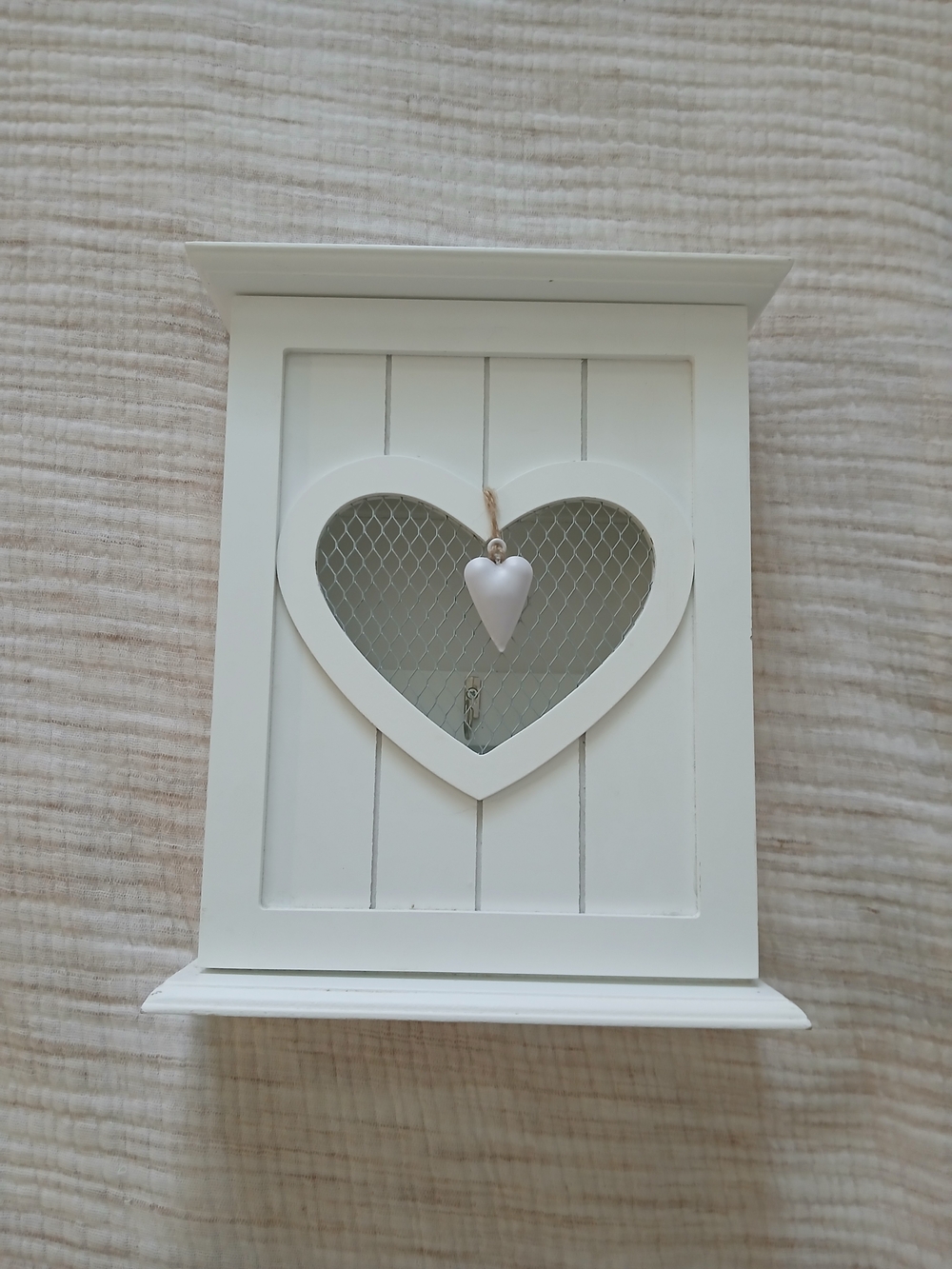 (2/20$)White Heart Wall Shelf Jewelry box with Hanging Heart Accent